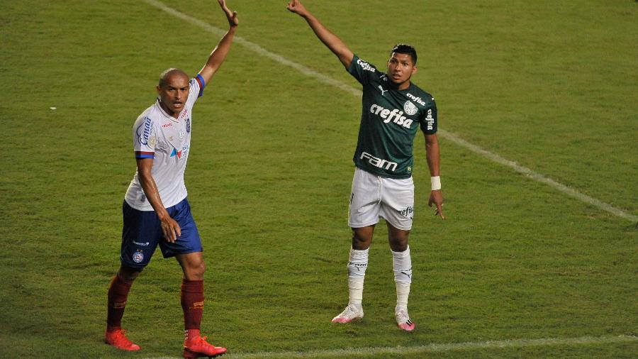 Nino Paraíba, do Bahia, e Rony, do Palmeiras, durante partida pelo campeonato Brasileiro - Jhony Pinho/AGIF