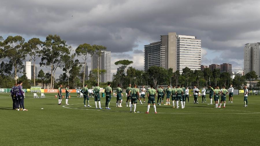 Abel Ferreira conversa com o elenco do Palmeiras, antes de treino na Academia de Futebol - Cesar Greco