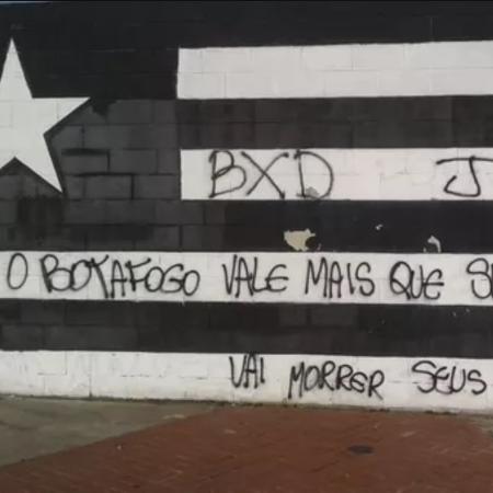 Torcedores do Botafogo picharam muro do Estádio Nilton Santos com ameaças - Reprodução