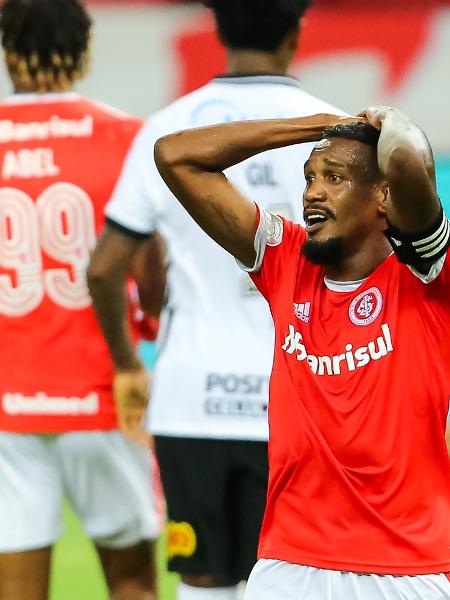 Edenilson, do Internacional, lamenta chance perdida contra o Corinthians - Pedro H. Tesch/AGIF