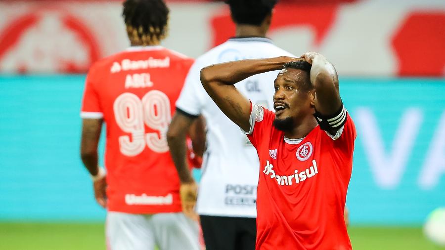 Edenilson, do Internacional, lamenta chance perdida contra o Corinthians - Pedro H. Tesch/AGIF