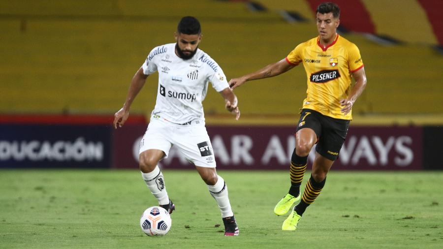 O lateral Felipe Jonatan, do Santos, em ação contra o Barcelona-EQU, pela 6ª rodada da Libertadores 2021 - Staff Images / Conmebol