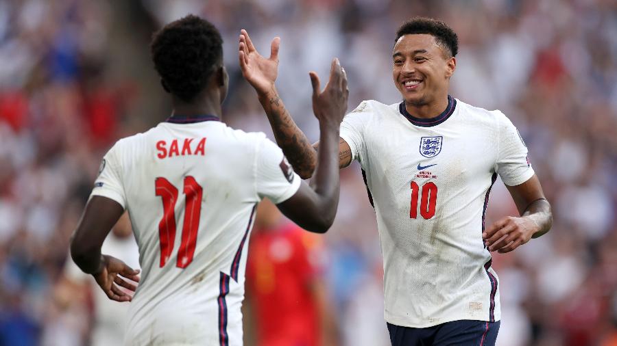 Jesse Lingard e Bukayo Saka comemoram gol da Inglaterra contra Andorra em jogo das Eliminatórias para a Copa do Mundo de 2022 - Eddie Keogh - The FA/The FA via Getty Images