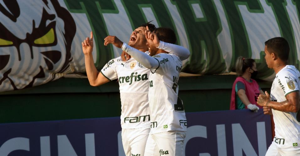Raphael Veiga comemora gol marcado contra Chapecoense, pelo Brasileirão