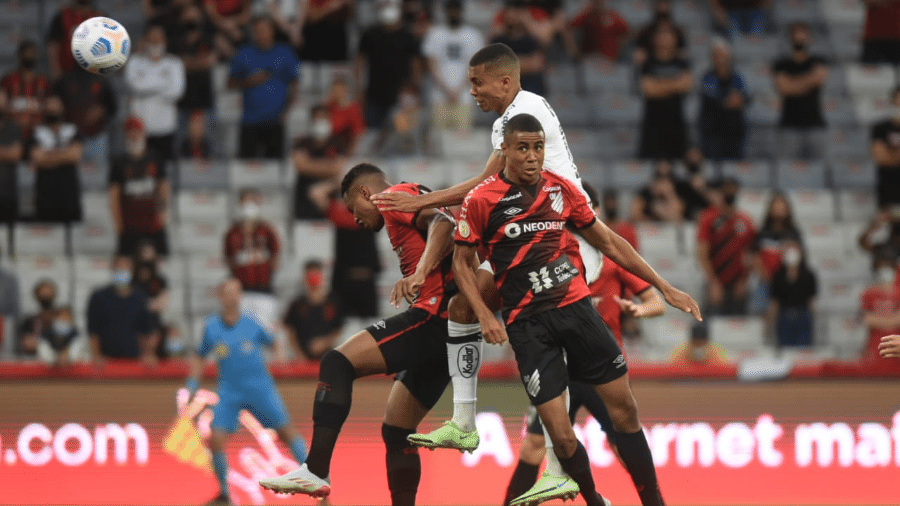 Madson sobe para cabecear e marcar o gol na partida do Santos contra o Athletico-PR, pelo Brasileirão 2021 - Reprodução/Santos FC