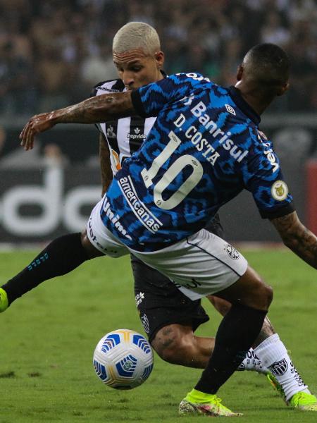 Douglas Costa foi um dos reforços do Grêmio em 2021 - Fernando Moreno/AGIF