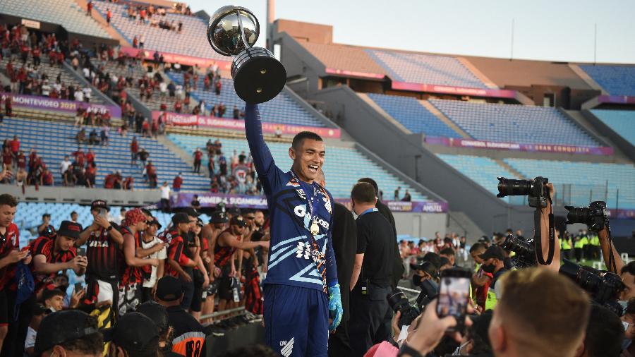 Santos comemora com o troféu da Copa Sul-Americana após título do Athletico-PR - EITAN ABRAMOVICH/AFP