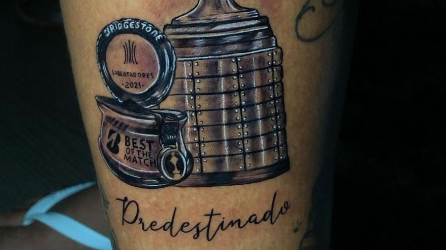 Herói do tri da Libertadores, Deyverson tatuou na panturrilha a taça e o prêmio de melhor da partida - Reprodução/Instagram