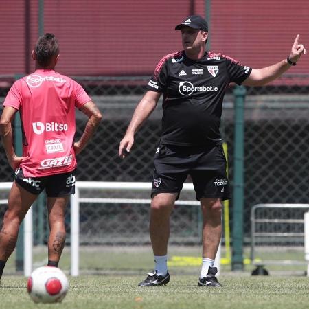 O técnico Rogério Ceni e o lateral Rafinha, em treino do São Paulo - Rubens Chiri/São Paulo FC