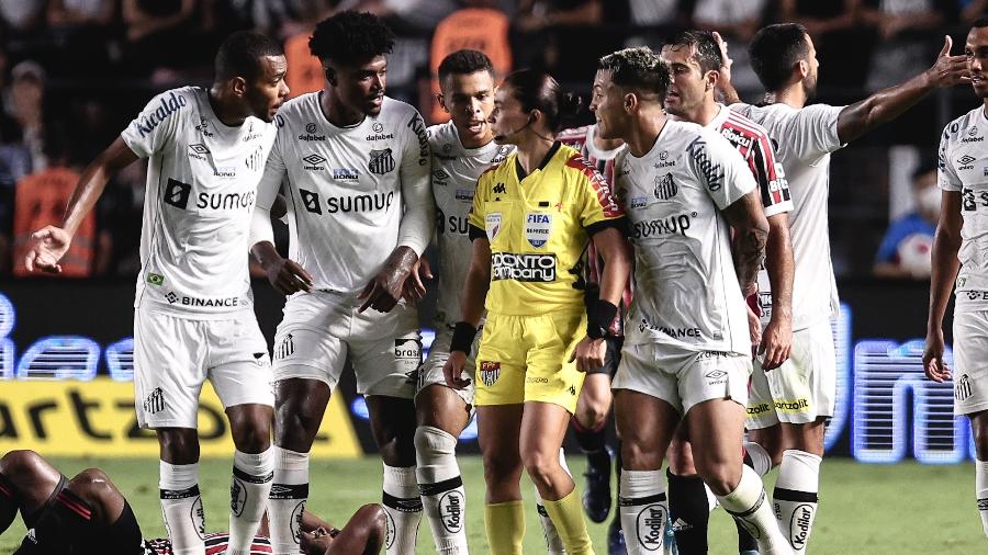 Jogadores do Santos cercam a árbitra Edina Alves durante partida contra o São Paulo - Ettore Chiereguini/AGIF