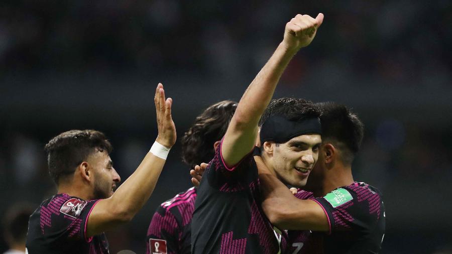 Raul Jimenez comemora após marcar gol para o México contra El Salvador pelas Eliminatórias da Copa do Qatar. Estádio Azteca. 30/03/2022 - EDGARD GARRIDO/REUTERS