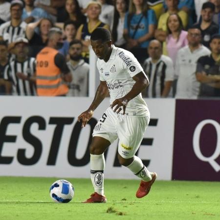 Bryan Angulo em ação pelo Santos, no duelo contra o U. Catolica-EQU. - Ivan Storti/Santos