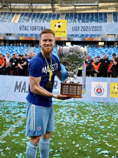 Lateral esquerdo Lucas Lovat está na Eslováquia desde 2019 - Divulgação/Slovan Bratislava