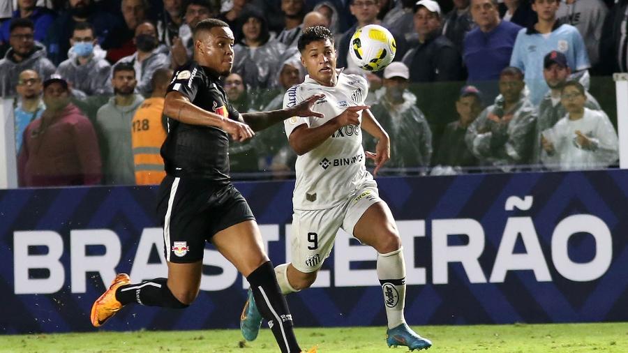 Marcos Leonardo, do Santos, e Natan, do Red Bull Bragantino, disputam lance em partida do Brasileirão - MAURÍCIO DE SOUZA/DIÁRIO DO LITORAL/ESTADÃO CONTEÚDO