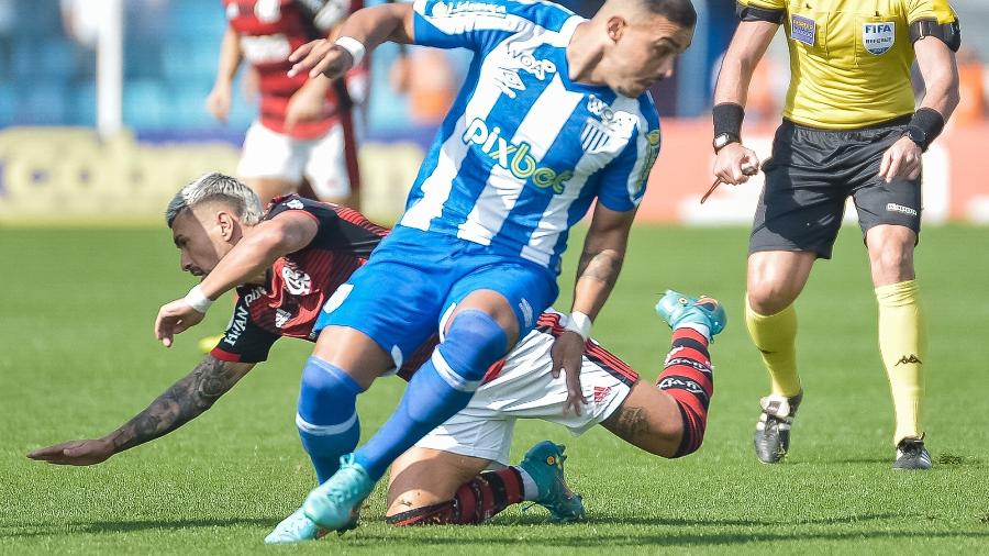 William Pottker rouba a bola de Arrascaeta na partida entre Avaí e Flamengo pelo Brasileirão - R.Pierre/R.Pierre/AGIF