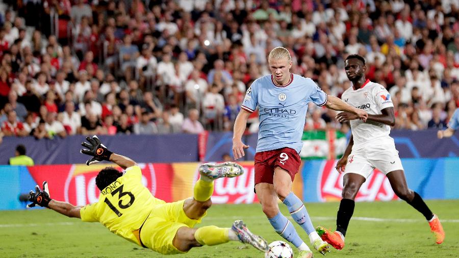 Haaland aproveita rebote e marca o terceiro gol do City contra o Sevilla, pela Champions - David Bustamante/Getty