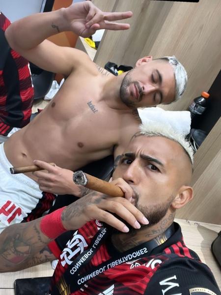 Vidal e Arrascaeta fumam charuto em comemoração do título do Flamengo no vestiário do estádio Monumental - Reprodução / Instagram