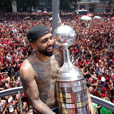 Gabigol com a taça da Libertadores na festa do título realizada pelo Flamengo - Gilvan de Souza / Flamengo