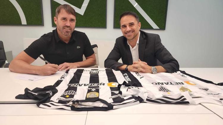 Eduardo Coudet ao lado de Rodrigo Caetano, após assinar o contrato com o Atlético-MG - Divulgação/Atlético-MG - Divulgação/Atlético-MG