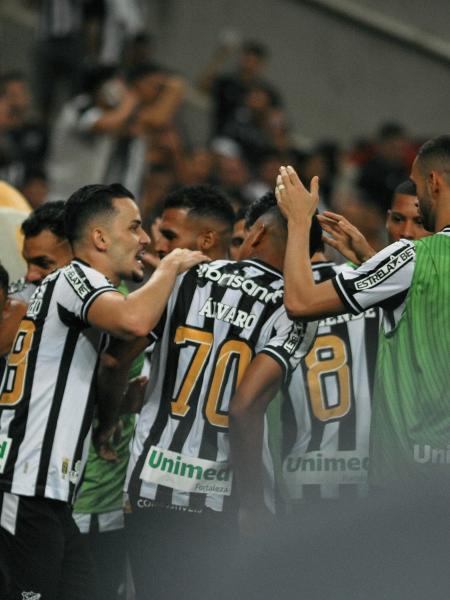 Atleta do Ceará comemora seu gol com jogadores do seu time durante partida contra o Fortaleza -  Kely Pereira/AGIF