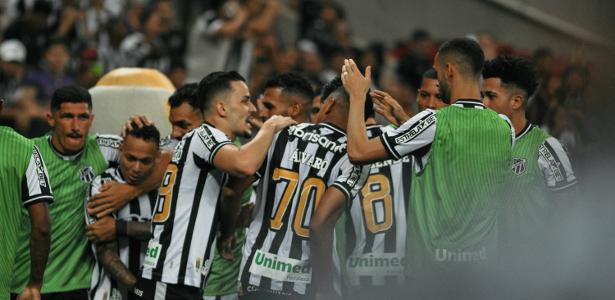 Jogadores do Ceará comemoram gol 
