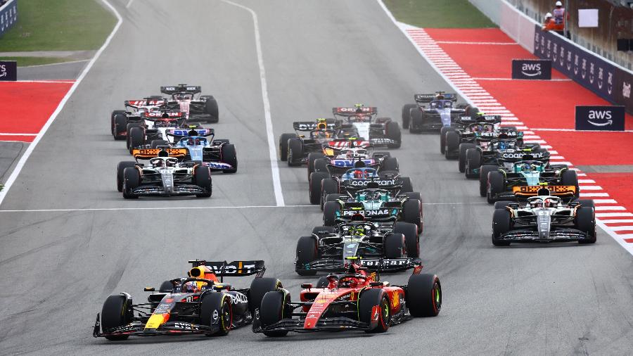 Largada do GP da Espanha, com Max Verstappen na ponta após sair da pole position