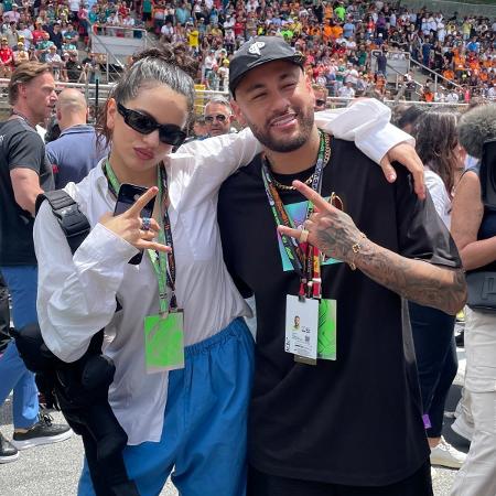 Neymar e Rosalía se encontram durante do GP da Espanha de Fórmula 1 - Reprodução/Twitter