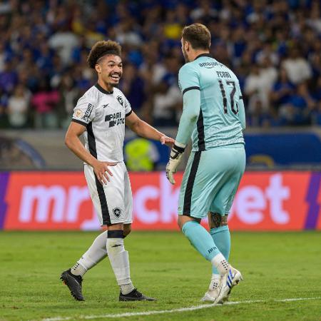 Adryelson e Lucas Perri, jogadores do Botafogo, durante partida contra o Cruzeiro