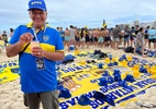 Torcedores do Boca se viram nos 30 e vendem produtos para se bancar no Rio - Bruno Braz / UOL