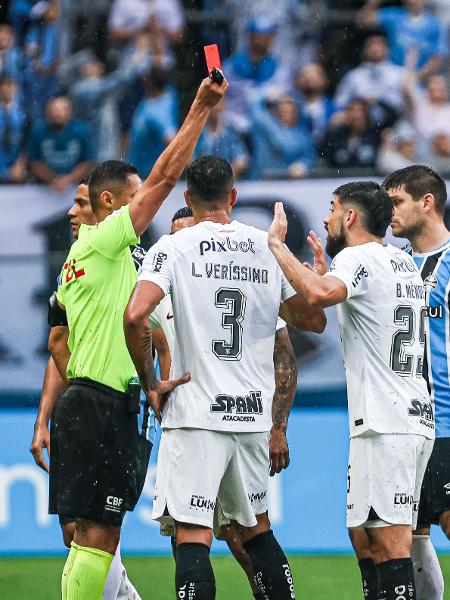 Bruno Mendez sendo expulso no jogo Grêmio x Corinthians, pelo Brasileirão