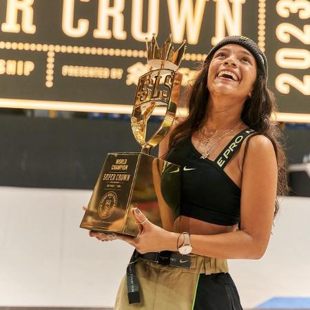 Rayssa Leal com o troféu de campeã da SLS Super Crown, em São Paulo