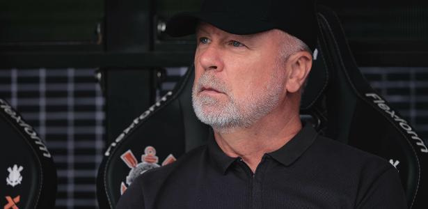 Mano Menezes enfrenta adversidades no Corinthians: um dos momentos mais difíceis.