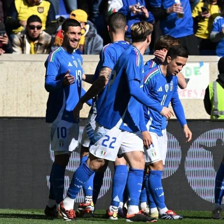 Itália comemorando gol marcado no amistoso contra o Equador