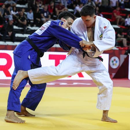 Guilherme Schmidt (de branco) no Grand Slam de Judo em Antalya na Turquia 