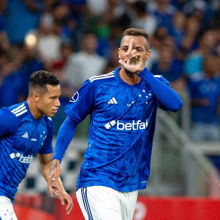 Zé IValdo, do Cruzeiro, comemora após marcar contra o Alianza, pela Sul-Americana