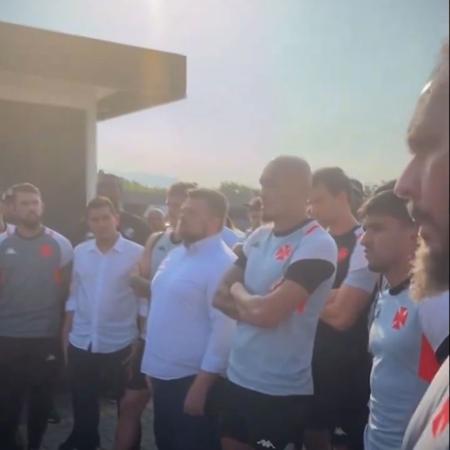 Jogadores e diretoria do Vasco observam as cobranças das organizadas do clube