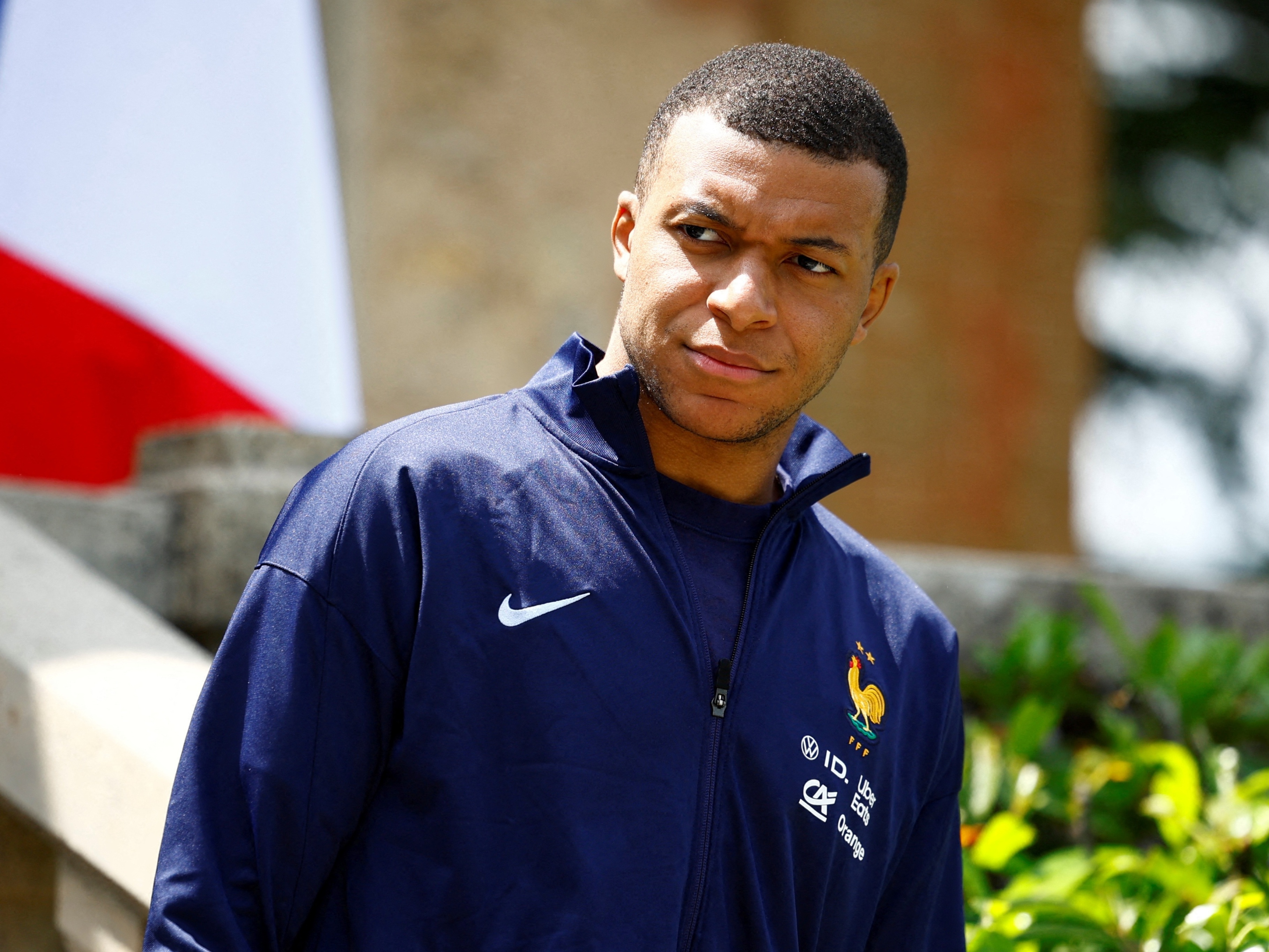 Mbappé convoca jovens a votar contra aumento da extrema direita na França