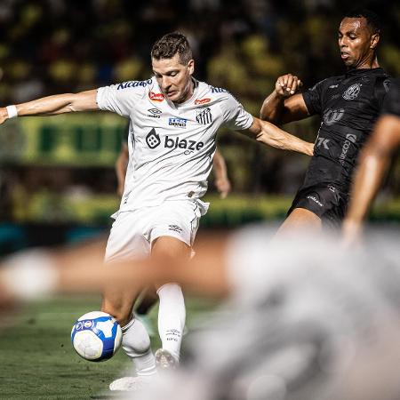 Furch, do Santos, tenta jogada durante jogo contra o Mirassol, pela Série B