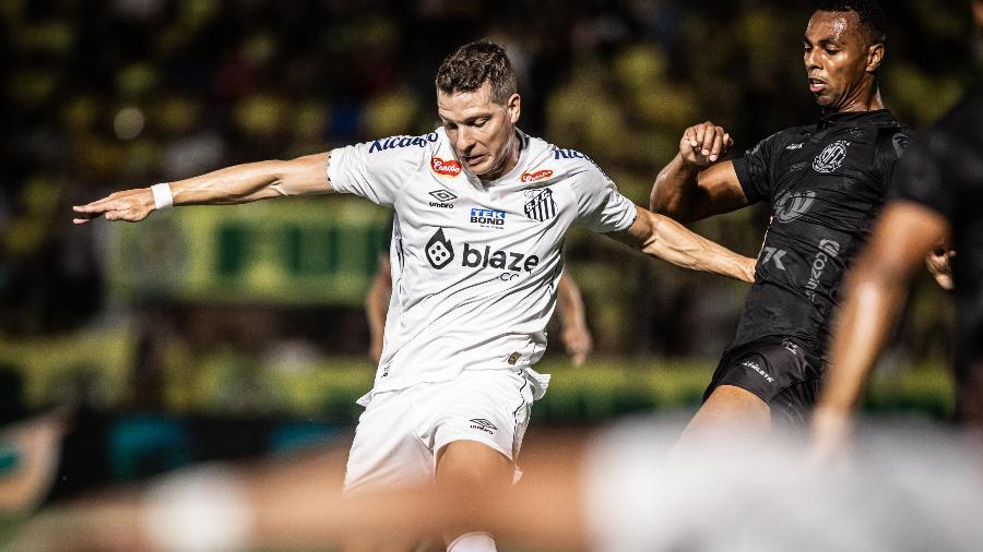 Furch, do Santos, tenta jogada durante jogo contra o Mirassol, pela Série B