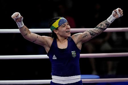 Bia Ferreira volta aos ringues com vitória e ouro