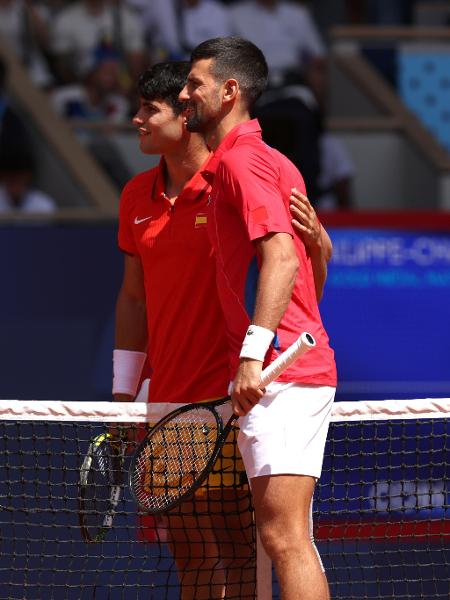 Carlos Alcaraz posa ao lado de Novak Djokovic antes da final de simples do tênis nas Olimpíadas de Paris 2024