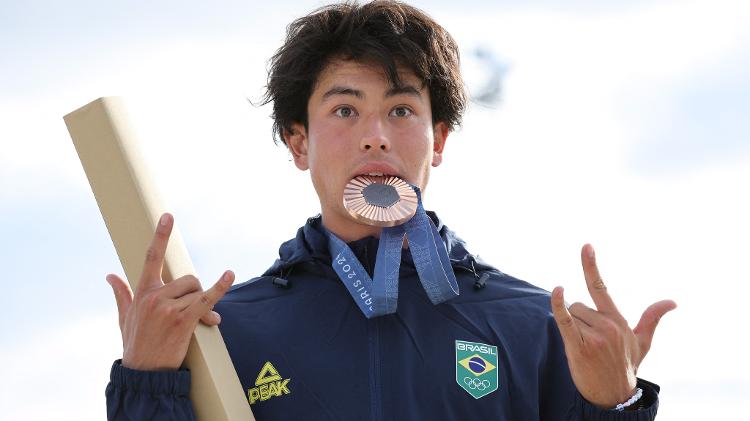 Augusto Akio, o Japinha, com a medalha de bronze do skate park em Paris 2024