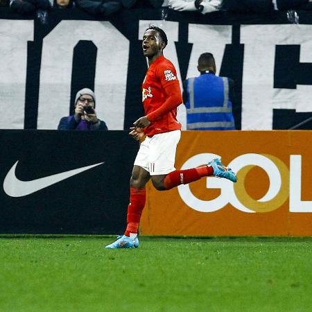 Helinho, atacante vendido pelo Bragantino