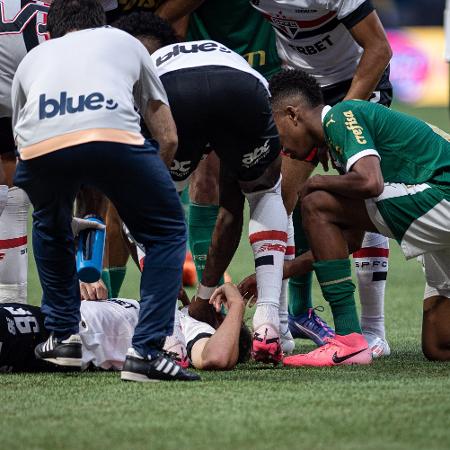 Patryck Lanza bateu a cabeça no chão e saiu do estádio de ambulância do clássico entre Palmeiras e São Paulo