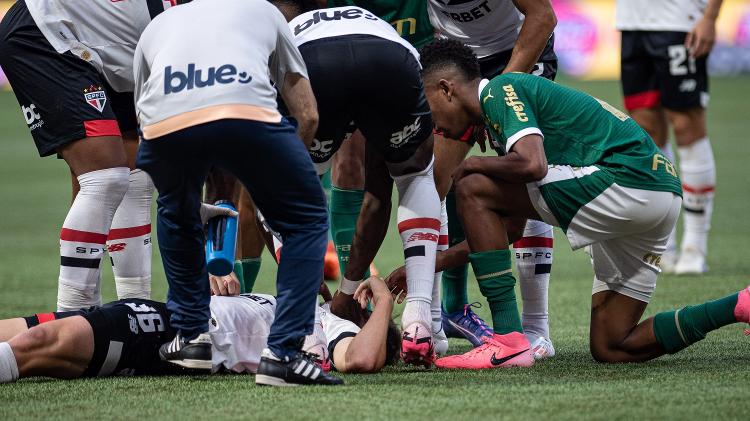 Patryck Lanza bateu a cabeça no chão e saiu do estádio de ambulância do clássico entre Palmeiras e São Paulo