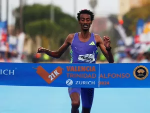 Etíope Yomif Kejelcha bate recorde mundial da meia maratona por 1s em Valência