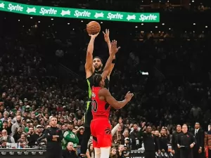 Tatum decide no estouro do relógio e Celtics batem Raptors