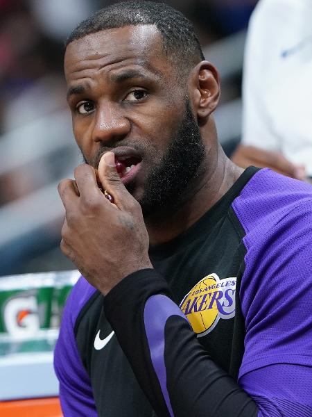 LeBron James come uvas durante jogos do Los Angeles Lakers