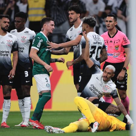 Hugo cai no gramado após choque em Corinthians x Palmeiras, na final do Paulistão - Ettore Chiereguini/AGIF