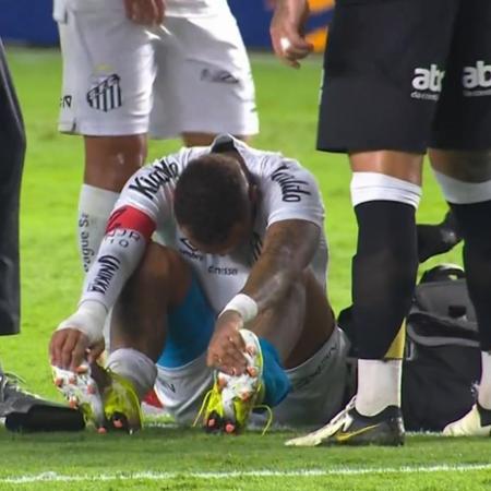Neymar se lamenta após sentir lesão em Santos x Atlético-MG, jogo do Brasileirão Neymar se lamenta após sentir lesão em Santos x Atlético-MG, jogo do Brasileirão